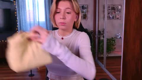 Snapshot of balerinacappuccino_ chatting on 02/21/26, 03:18 Elly online show from 02/21/26, 03:18