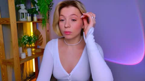 Snapshot of balerinacappuccino_ chatting on 02/25/26, 03:38 Elly online show from 02/25/26, 03:38