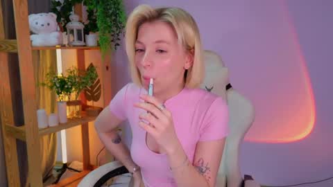 Snapshot of balerinacappuccino_ chatting on 06/02/26, 03:52 Elly online show from 06/02/26, 03:52