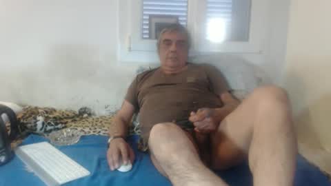 Snapshot of bambino6060 chatting on 11/16/25, 02:11 bambino6060 online show from 11/16/25, 02:11