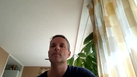 Snapshot of bananasplit1900 chatting on 10/18/25, 10:27 bananasplit1900 online show from 10/18/25, 10:27