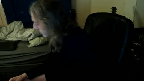 Snapshot of bangintoleather chatting on 03/30/26, 02:01 bangintoleather online show from 03/30/26, 02:01