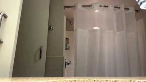 Snapshot of bape69 chatting on 09/29/25, 01:22 ForskinPapi online show from 09/29/25, 01:22