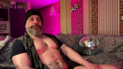 Snapshot of barba71 chatting on 02/11/25, 01:41 Military man 69 online show from 02/11/25, 01:41