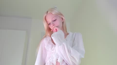 Snapshot of barbie_bella07 chatting on 11/21/25, 02:54 Bella online show from 11/21/25, 02:54