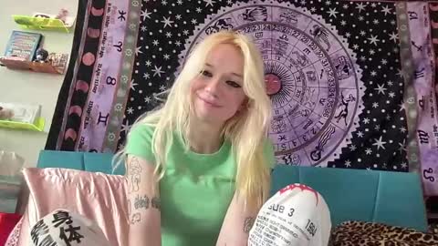 Snapshot of bardoteyed chatting on 01/23/25, 06:35 Bardot Eyed online show from 01/23/25, 06:35