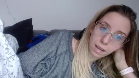 Snapshot of barelylegalblondy chatting on 03/27/26, 07:25 Lena online show from 03/27/26, 07:25