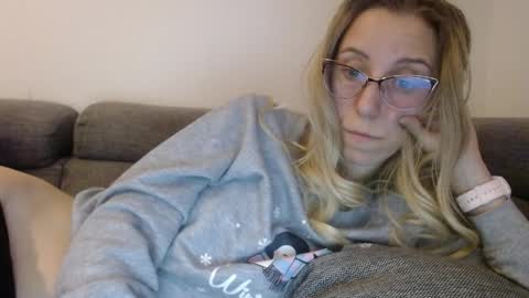 Snapshot of barelylegalblondy chatting on 03/30/26, 04:30 Lena online show from 03/30/26, 04:30