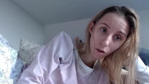 Snapshot of barelylegalblondy chatting on 04/08/26, 09:42 Lena online show from 04/08/26, 09:42