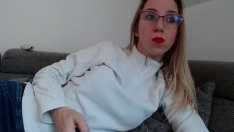 Snapshot of barelylegalblondy chatting on 04/16/26, 04:19 Lena online show from 04/16/26, 04:19