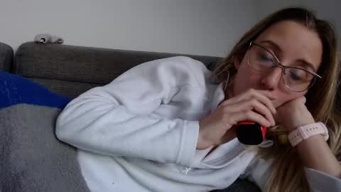 Snapshot of barelylegalblondy chatting on 04/17/26, 09:23 Lena online show from 04/17/26, 09:23