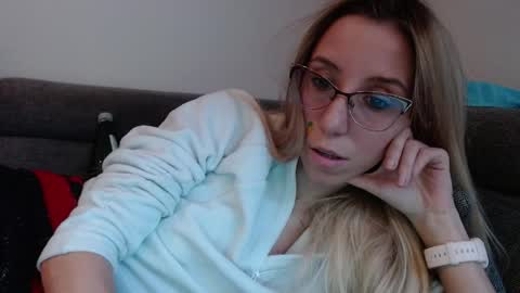 Snapshot of barelylegalblondy chatting on 04/18/26, 05:28 Lena online show from 04/18/26, 05:28