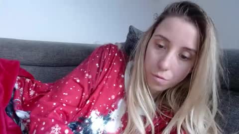 Snapshot of barelylegalblondy chatting on 04/22/26, 09:01 Lena online show from 04/22/26, 09:01