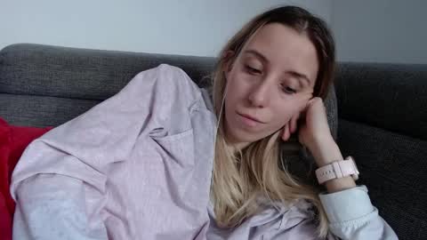 Snapshot of barelylegalblondy chatting on 04/23/26, 09:41 Lena online show from 04/23/26, 09:41