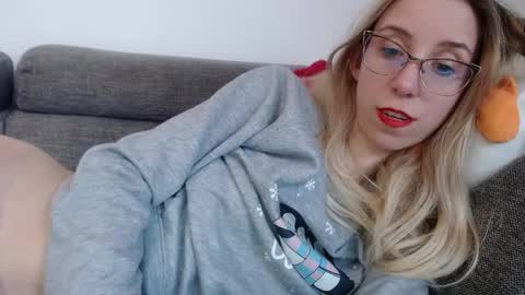 Snapshot of barelylegalblondy chatting on 04/25/26, 04:26 Lena online show from 04/25/26, 04:26
