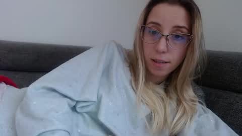 Snapshot of barelylegalblondy chatting on 04/27/26, 05:00 Lena online show from 04/27/26, 05:00