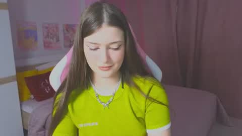 Snapshot of batty_sweetie chatting on 06/17/26, 07:44 Jessica online show from 06/17/26, 07:44