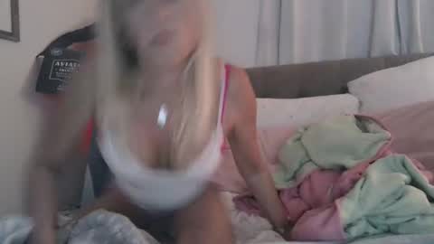 Snapshot of beach_bunny69 chatting on 12/19/24, 08:56 Emma online show from 12/19/24, 08:56