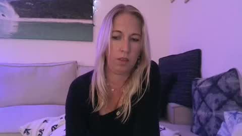 Snapshot of beach_bunny69 chatting on 01/07/25, 05:43 Emma online show from 01/07/25, 05:43