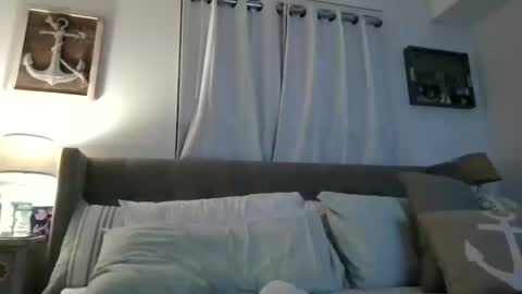 Snapshot of beach_bunny69 chatting on 10/16/25, 04:24 Emma online show from 10/16/25, 04:24