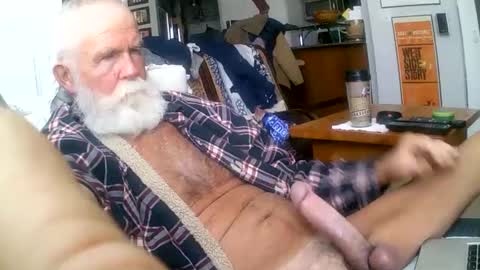 Snapshot of beardbushy chatting on 02/17/25, 04:15 beardbushy online show from 02/17/25, 04:15