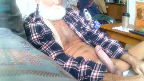 Snapshot of beardbushy chatting on 02/18/25, 02:27 beardbushy online show from 02/18/25, 02:27