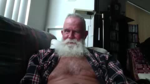 Snapshot of beardbushy chatting on 10/31/25, 04:30 beardbushy online show from 10/31/25, 04:30