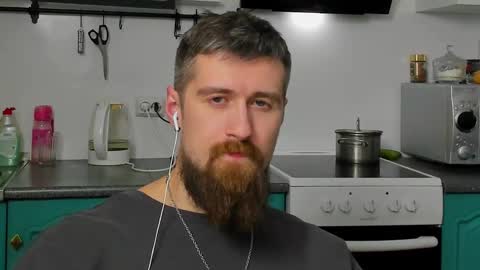 Snapshot of bearded_legend chatting on 12/17/25, 09:32 Zeus online show from 12/17/25, 09:32