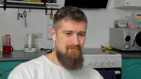 Snapshot of bearded_legend chatting on 12/18/25, 09:43 Zeus online show from 12/18/25, 09:43