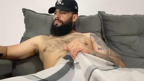 Snapshot of beardmax chatting on 10/28/25, 05:11 Min online show from 10/28/25, 05:11