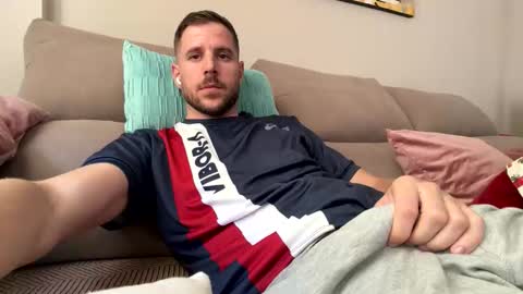 Snapshot of beastcumcam chatting on 04/19/26, 01:43 beastcumcam online show from 04/19/26, 01:43