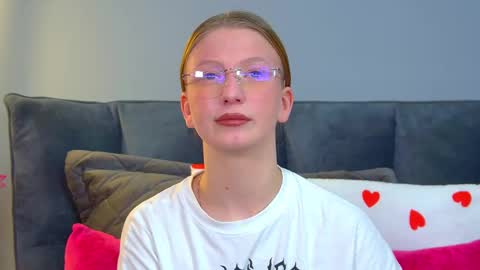 Snapshot of beatricebinoche chatting on 03/25/26, 06:41 Beatrice online show from 03/25/26, 06:41