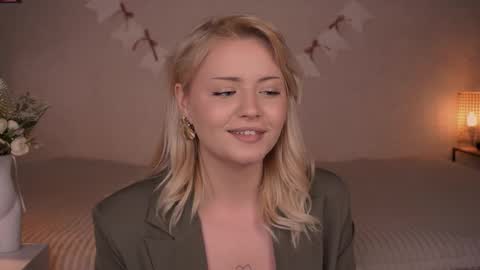 Snapshot of beatris_mils chatting on 12/22/25, 08:17 Beatrice online show from 12/22/25, 08:17