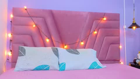 Snapshot of beautifulskinny18 chatting on 11/18/25, 08:02 Shalom online show from 11/18/25, 08:02