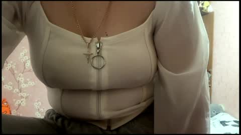 Snapshot of beautifultips chatting on 04/18/26, 07:07 Mia online show from 04/18/26, 07:07