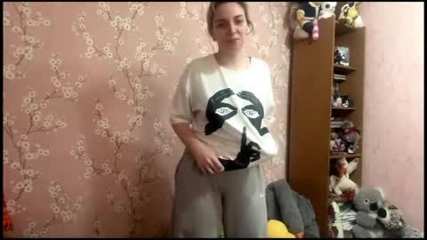 Snapshot of beautifultips chatting on 04/19/26, 08:02 Mia online show from 04/19/26, 08:02