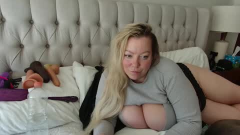 Snapshot of beauty4agent chatting on 02/12/25, 03:27 beauty4agent online show from 02/12/25, 03:27