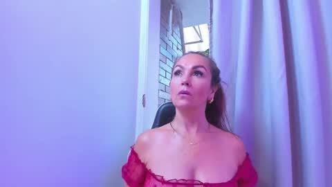 Snapshot of beauty_milf4 chatting on 01/18/25, 11:00 Chantall online show from 01/18/25, 11:00