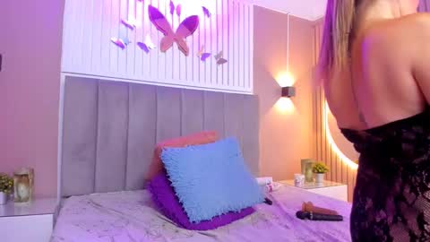 Snapshot of beauty_milf4 chatting on 01/23/25, 02:02 Chantall online show from 01/23/25, 02:02