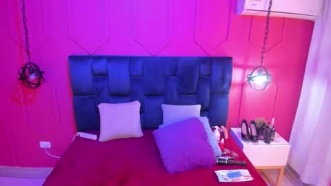 Snapshot of beauty_milf4 chatting on 11/11/25, 11:21 Chantall online show from 11/11/25, 11:21