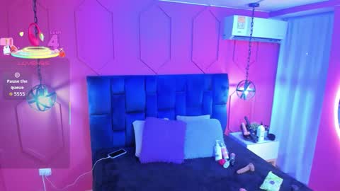 Snapshot of beauty_milf4 chatting on 12/14/25, 11:37 Chantall online show from 12/14/25, 11:37