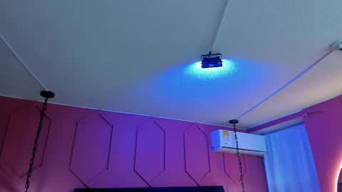 Snapshot of beauty_milf4 chatting on 12/20/25, 11:39 Chantall online show from 12/20/25, 11:39