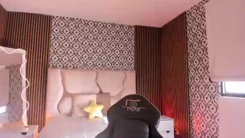 Snapshot of beella_tay1 chatting on 06/11/26, 12:14 BELLA online show from 06/11/26, 12:14