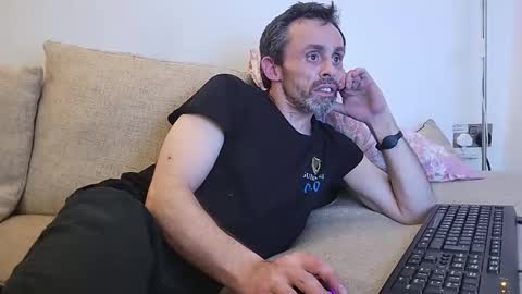 Snapshot of begbestuk chatting on 11/02/25, 05:10 begbestuk online show from 11/02/25, 05:10