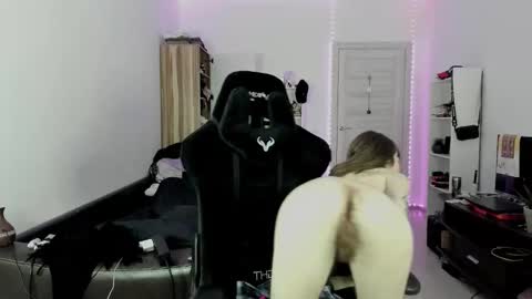 Snapshot of bekkawell chatting on 09/29/25, 02:11 Lisa online show from 09/29/25, 02:11