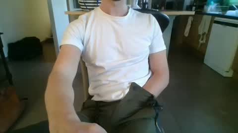 Snapshot of bel7ebite chatting on 01/15/25, 03:50 bel7ebite online show from 01/15/25, 03:50