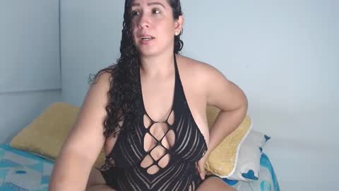 hadid online show from 10/12/25, 11:48