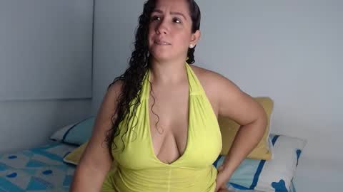 hadid online show from 10/14/25, 12:22