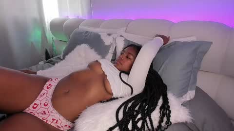 Snapshot of belkis_mills chatting on 12/18/24, 02:06  Belkis  online show from 12/18/24, 02:06