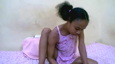 bella193999 online show from 12/17/25, 08:04